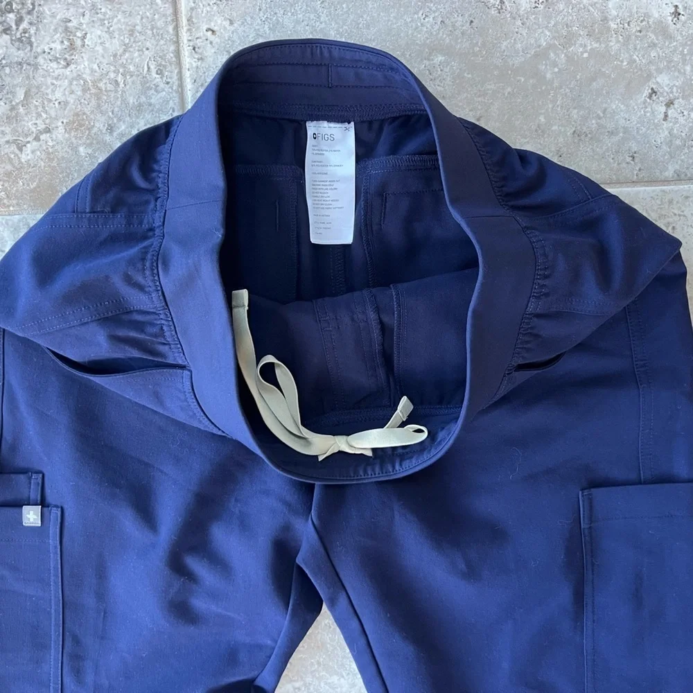 FIGS Men’s Axim Cargo Scrub Pants™ in Navy Blue, size M/S